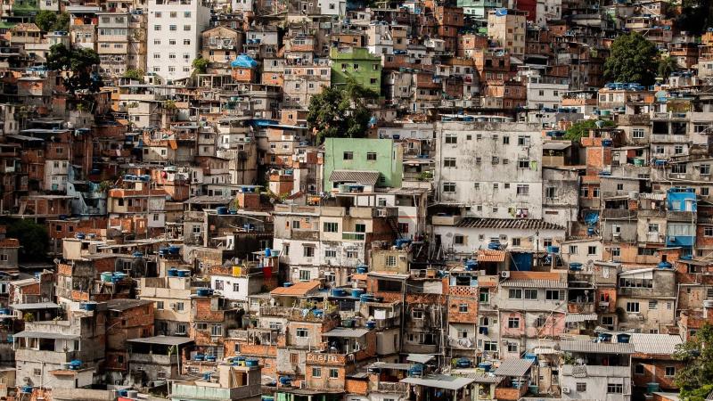 Dados mostram melhora social, mas periferias seguem com menor acesso a ensino superior e menor expectativa de vida.