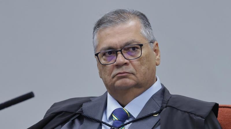 Dino autorizou busca e apreensão contra deputado e ex-senador em inquérito sobre desvios de emendas.