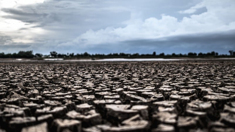 Grandes emissores seguem protegidos por interesses econômicos enquanto populações vulneráveis pagam a conta da inação.