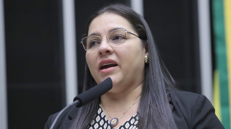 Parlamentar sustenta que a exposição prolongada ao ar seco em escolas pode provocar irritação das vias aéreas.