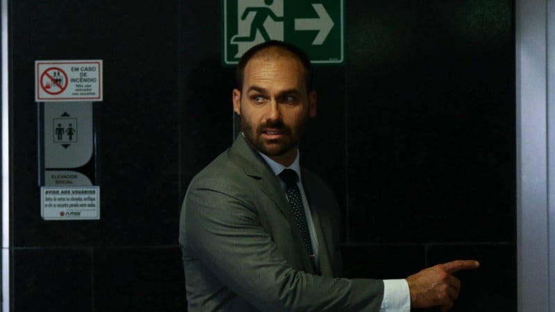 Processo que pode resultar na demissão de Eduardo Bolsonaro do serviço público avança na Polícia Federal.