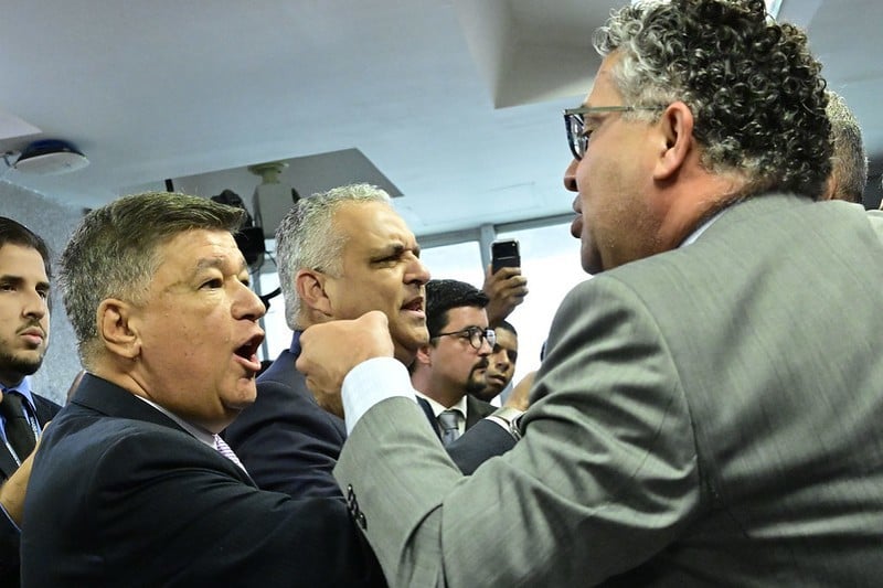 Reunião da CPMI do INSS que aprovou quebra de sigilo de Lulinha terminou em confusão. Governistas, como o deputado Alencar Santana, acusaram o presidente da comissão, senador Carlos Viana (à esquerda), de fraudar votação.