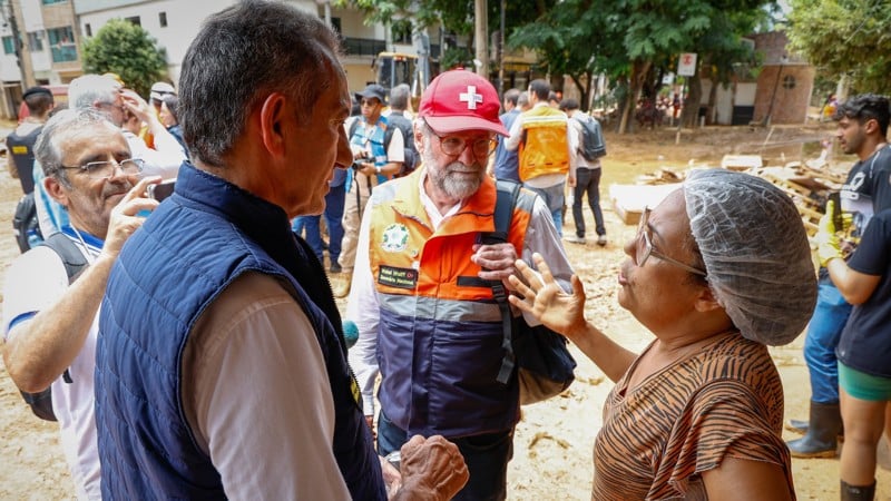 Waldez Goés visita área atingida pela chuva em Ubá (MG).