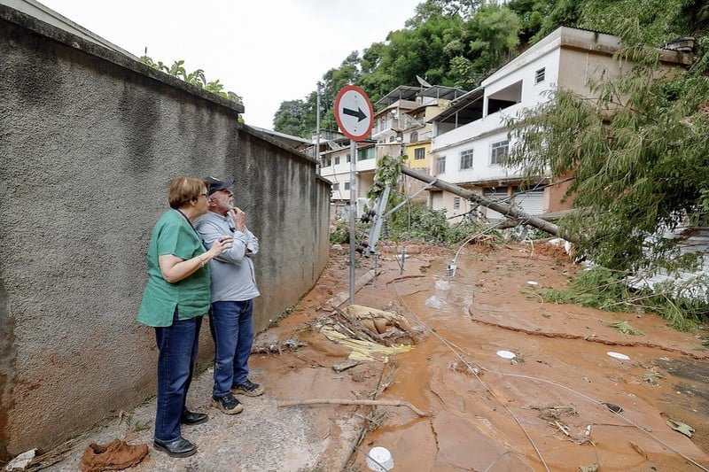 Lula inspeciona os estragos provocados pelas chuvas em Juiz de Fora com a prefeita Margarida Salomão.