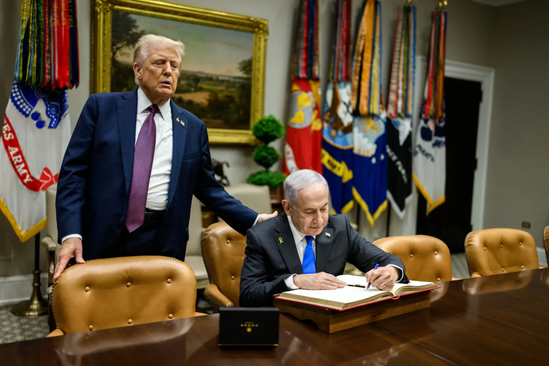 Ataques ao Irã são coordenados por Trump e Netanyahu.