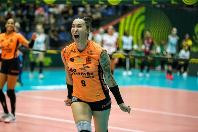 Tifanny comemora pontuação em jogo no qual seu time, o Osasco, eliminou o Flamengou na semifinal da Copa do Brasil 2026.