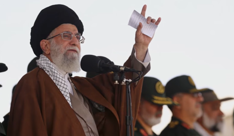 Khamenei comandava o Irã com mão de ferro desde 1989.