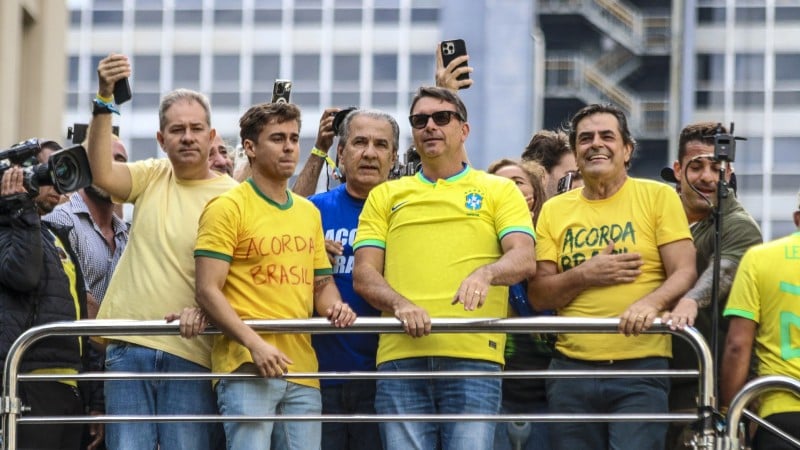 Nikolas, Malafaia e Flávio Bolsonaro na manifestação contra Lula e ministros do STF na Avenida Paulista.