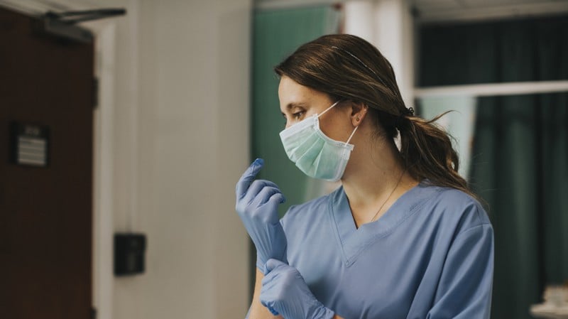 Obrigatoriedade se estende a enfermeiros e técnicos em enfermagem.