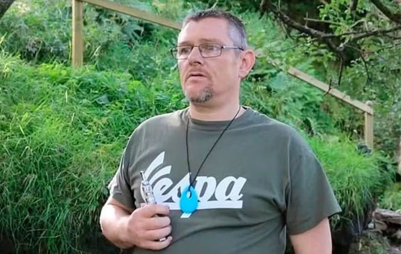 O ativista John Davidson, que inspirou filme sobre luta contra a Síndrome de Tourette e enfrentou constrangimento ao proferir insulto racional durante principal premiação do cinema no Reino Unido. Episódio jogou luz sobre condição.