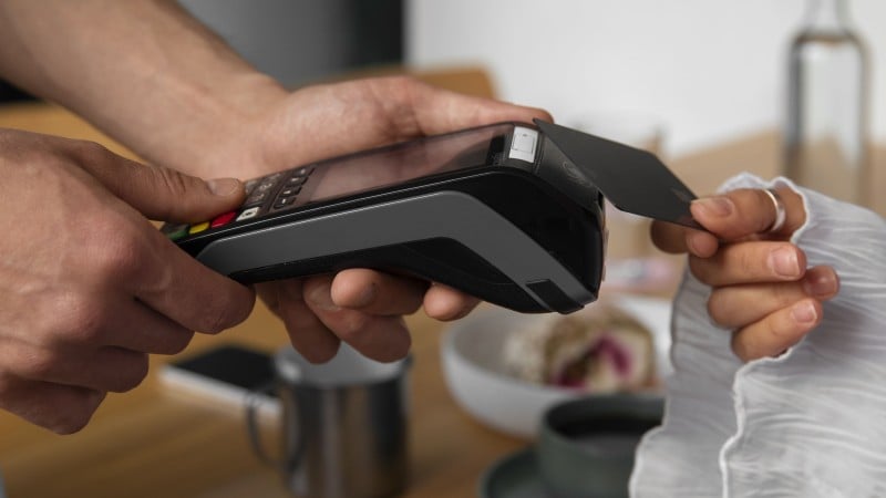 Governo aposta em arranjos abertos para reduzir custos e ampliar competição, enquanto operadoras reagem no Judiciário.