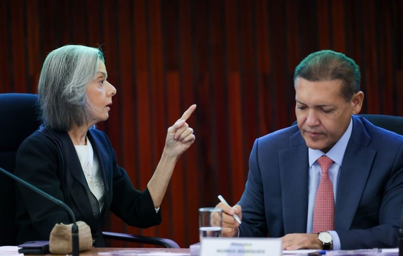 A presidente e o vice-presidente do TSE, ministros Cármen Lúcia e Nunes Marques, respectivamente. 