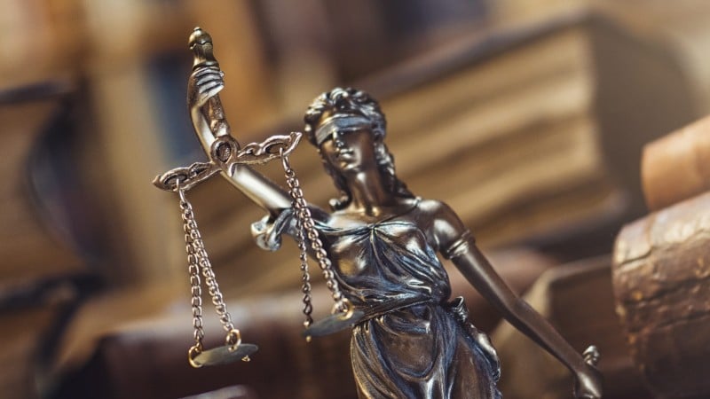 A revisão monocrática de acórdão em embargos afronta a legalidade e expõe o risco de fragilizar a própria condenação.