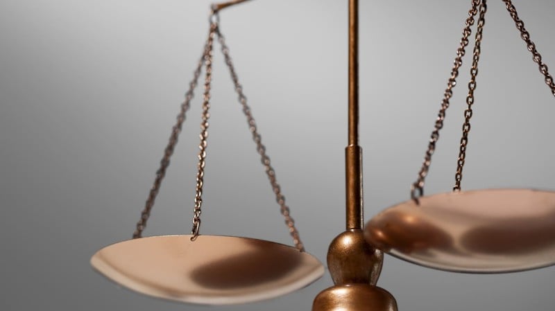 Quando decisões relativizam a proteção legal, o Brasil revela a necessidade de um marco claro de direitos das vítimas.