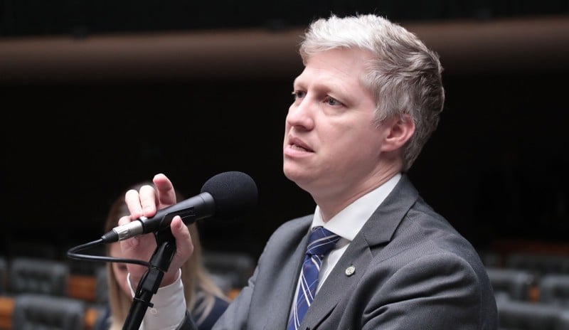 Proposta visa impedir que gastos com alimentação e hospedagem de agentes públicos fiquem sob sigilo.