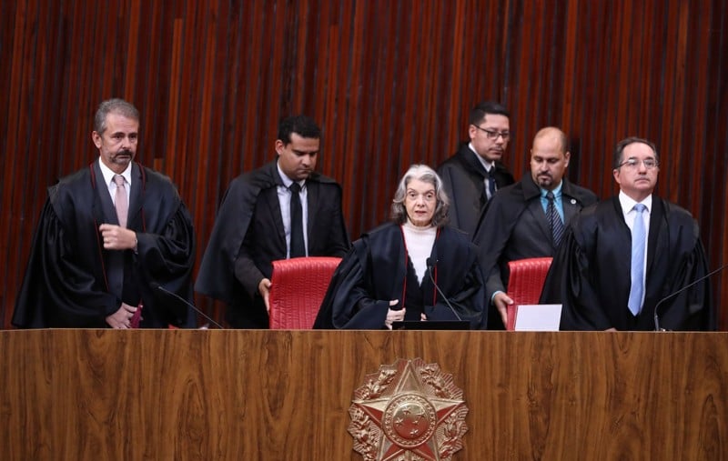 Ministros do TSE definiram que plataformas digitais devem remover conteúdos ilegais sob pena de responsabilidade judicial.