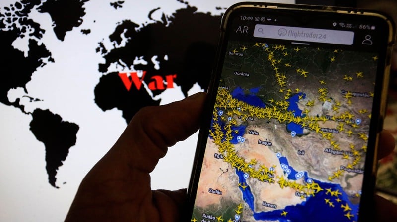 A tensão no Estreito de Ormuz mostra como conflitos externos atingem transporte, comida e juros no país.