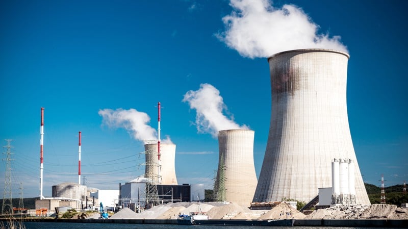 Com renováveis mais baratas e abundantes, insistir na usina prolonga prejuízos e riscos desnecessários.