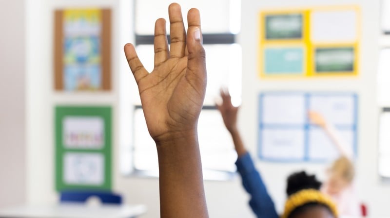 Operações e omissões se combinam para precarizar direitos em territórios negros e interromper a vida escolar.