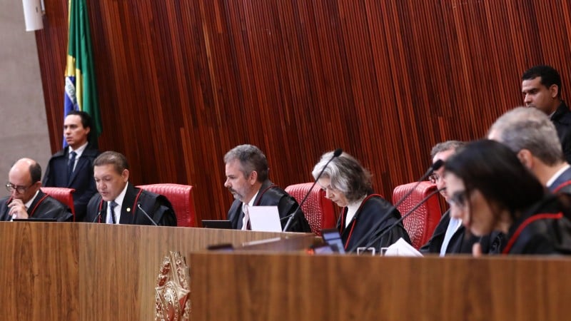 Regras do TSE enfrentam fraudes explícitas, mas a escala algorítmica da IA preditiva exige nova arquitetura legal.