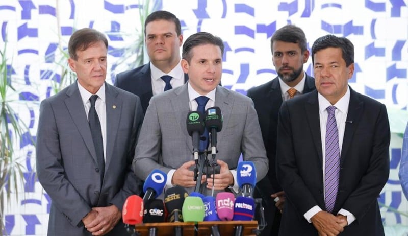 Motta negociou retirada de redução da maioridade penal com o relator, Mendonça Filho, à direita na imagem.