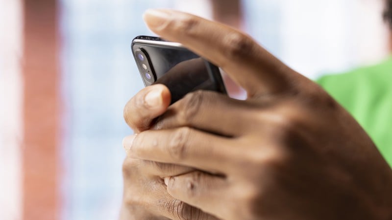 Disputa de 2026 já ocorre em aplicativos de mensagens, onde a arquitetura de amplificação define alcance e impacto político.