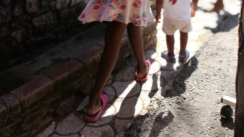 Iniciativas comunitárias mostram que fortalecer meninas e mulheres é estratégia central para transformar realidades.