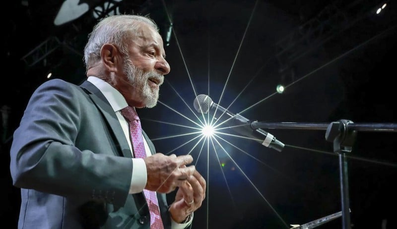 Presidente Lula oficializa o novo salário mínimo de R$ 1.621 para 2026, garantindo ganho real acima da inflação.