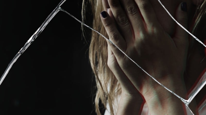 Recorde de assassinatos de mulheres expõe falhas na proteção social e na rede de acolhimento às vítimas de violência doméstica.