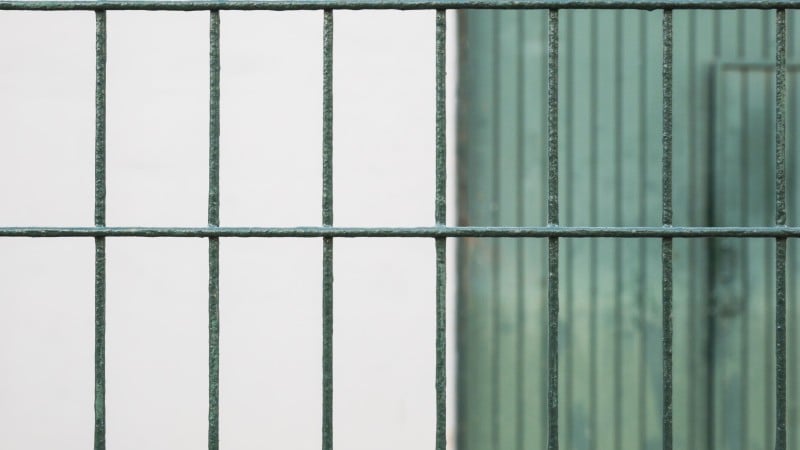 Texto prevê desconto mínimo de 50% da remuneração de detentos para reparar danos causados pelos crimes.