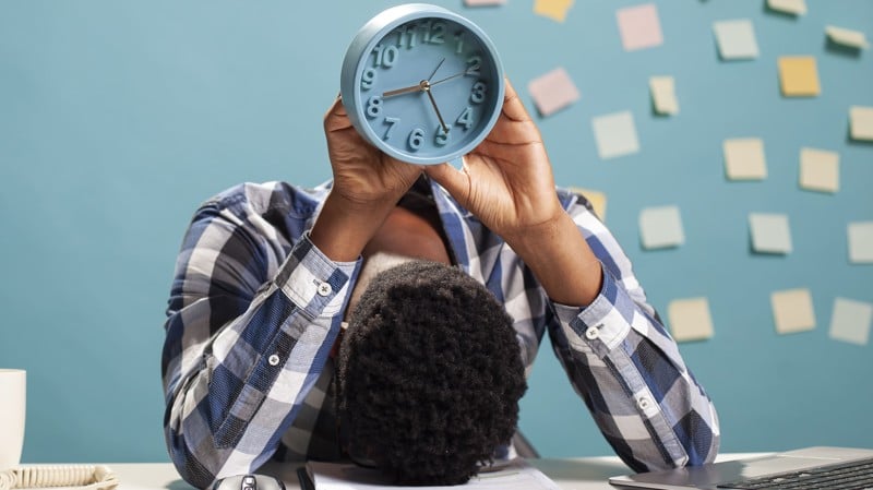 Indicadores sugerem equilíbrio, mas deslocamento e banco de horas revelam uma rotina mais longa.