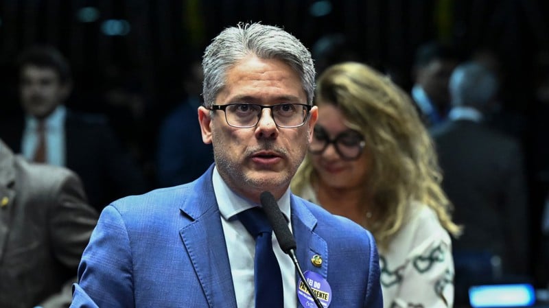 Alessandro Vieira obteve apoio massivo de parlamentares da oposição, e nenhum de seu partido.