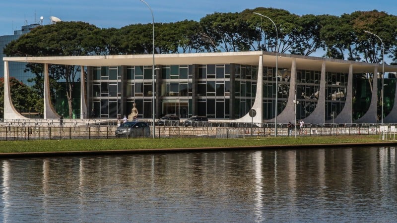 Atividades externas remuneradas e vínculos privados fragilizam a imagem de imparcialidade que se espera de um ministro do Supremo.