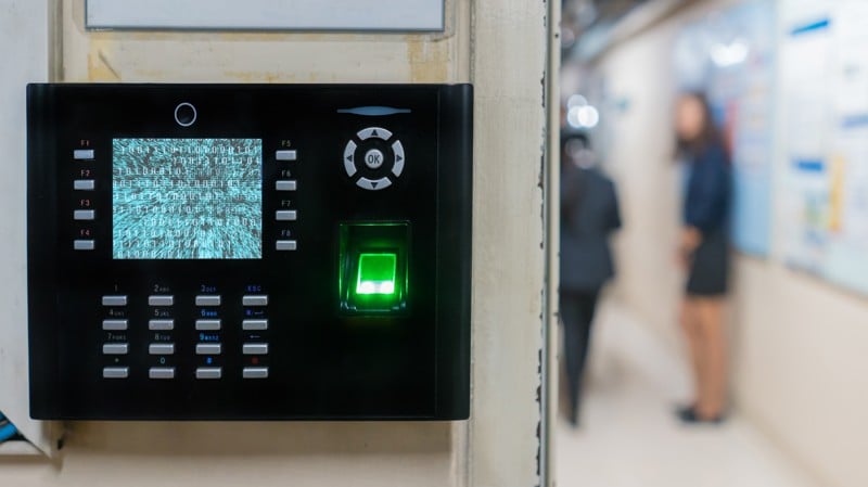 Projeto estabelece penalidades para gestores que autorizarem pagamentos sem registro válido de frequência.