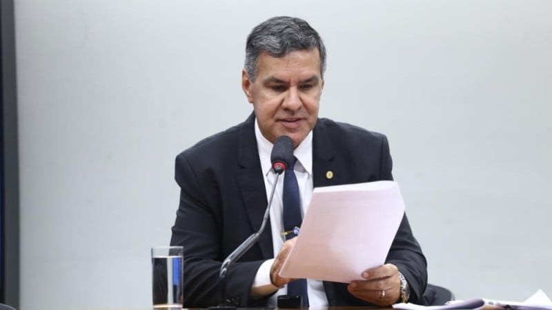 Deputado argumentou que as extinções trarão economia à União. 
