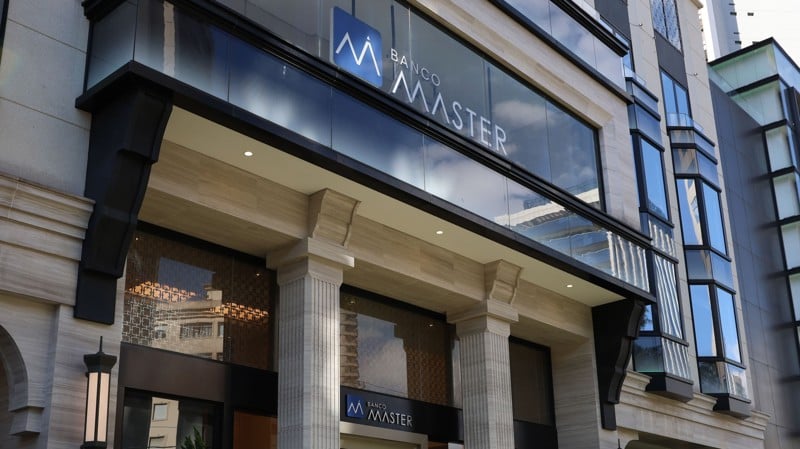 O escândalo revela não apenas a atuação de um banqueiro, mas também fragilidades estruturais na supervisão do sistema financeiro brasileiro.