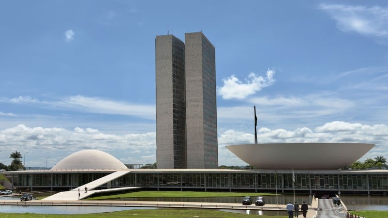 Quebras de sigilo em bloco e sessões transformadas em espetáculo enfraquecem um dos principais instrumentos de controle do Parlamento.