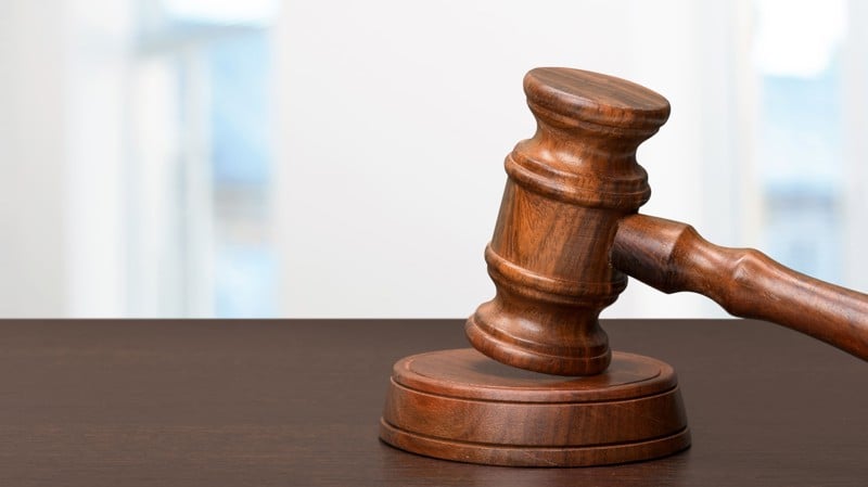 A pressa em julgar e rotular substitui a reflexão e transforma diferenças em trincheiras permanentes.