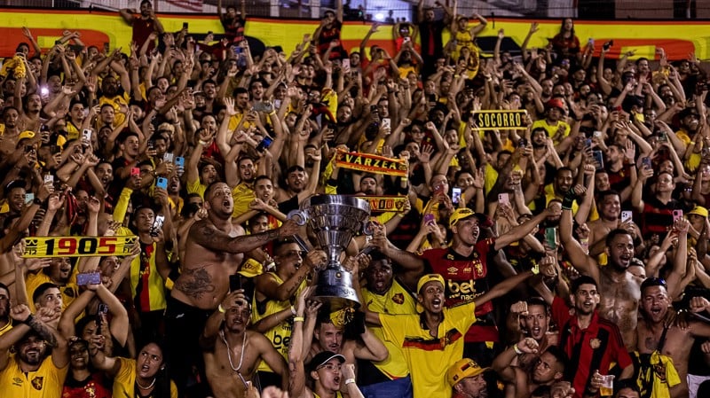 Partida entre Náutico e Sport na final do Campeonato Pernambucano 2026.