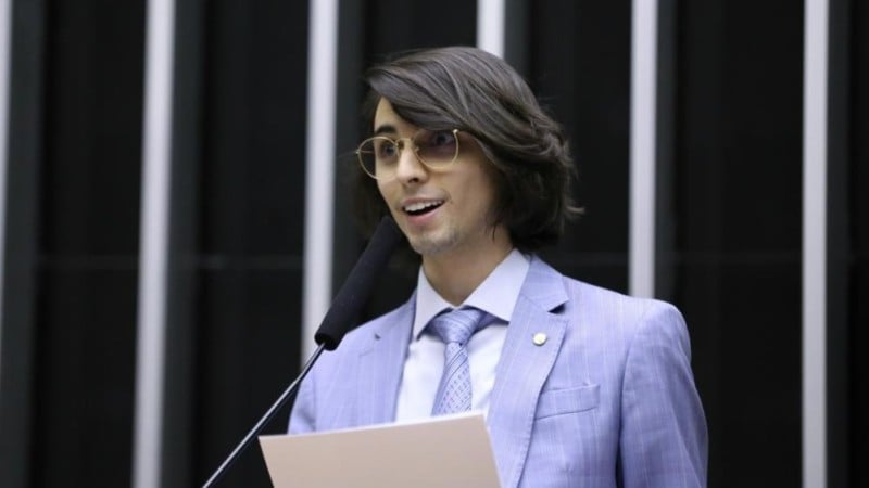 Proposta de Amom Mandel prevê sanções para empresas que dificultarem cancelamentos.