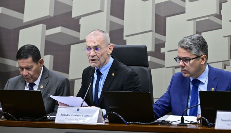 Presidente da comissão, Fabiano Contarato, conduziu votação que aprovou a quebra de sigilos de investigados.