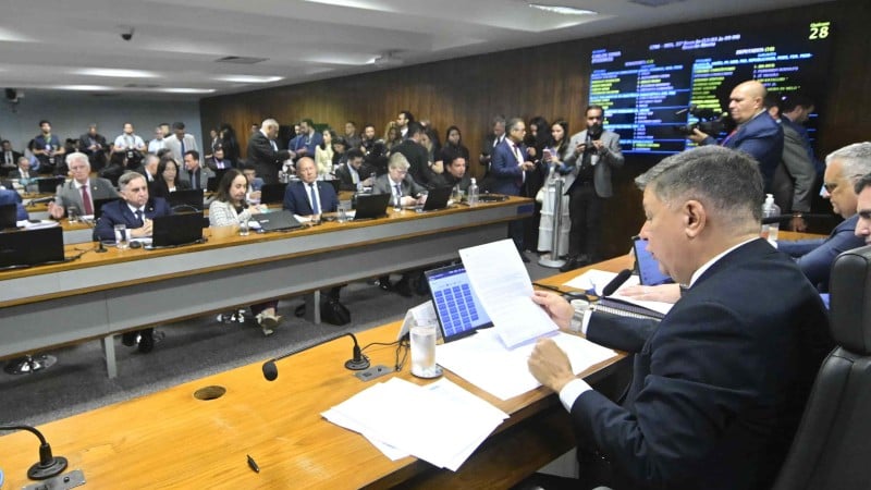 Oposição acusa base do governo de blindar suspeitos por afinidade política.