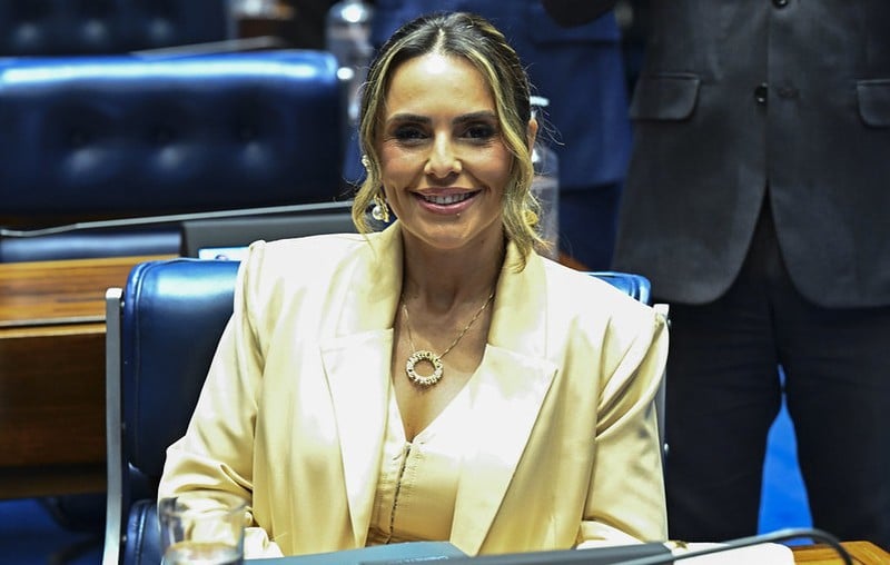Nova senadora, Roberta Acioly tem mandato até 31 de janeiro de 2027.