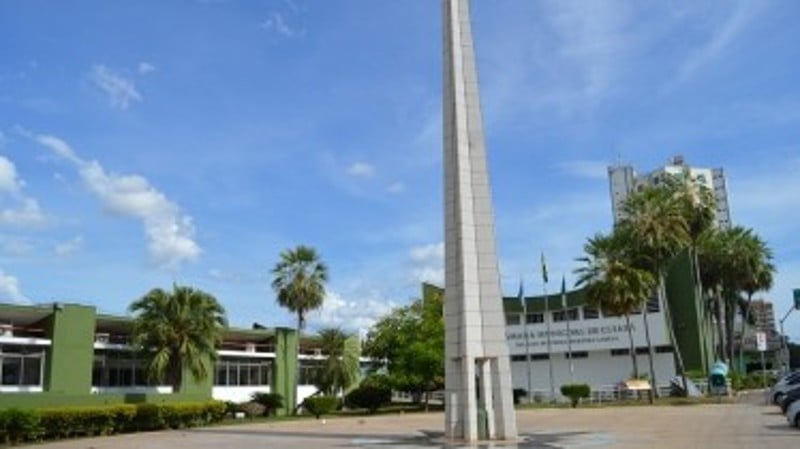 10 vereadores votaram a favor. 