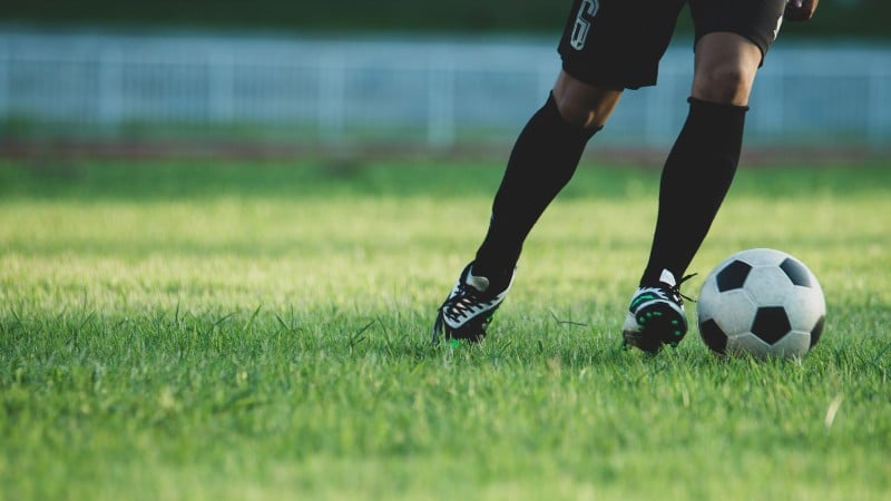 País investe milhões na base do futebol enquanto lideranças políticas seguem sem formação estruturada para governar.