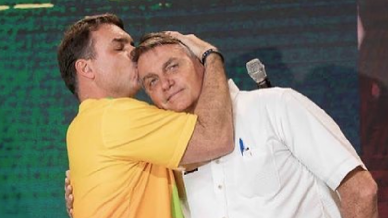 Retórica eleitoral tenta transformar impossibilidade jurídica em narrativa de mobilização política.