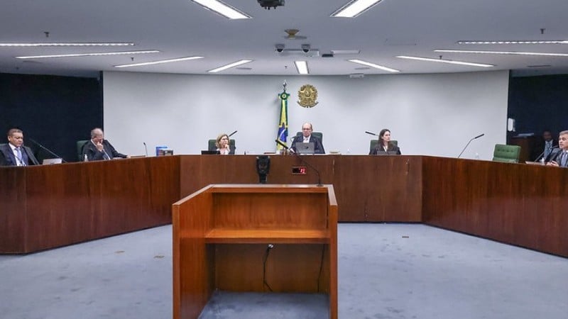 Nunes Marques e Luiz Fux acompanharam voto de André Mendonça. 