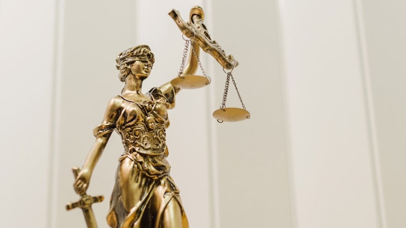 Debate provocado por decisão judicial revela desafios na aplicação da prioridade absoluta prevista na Constituição.