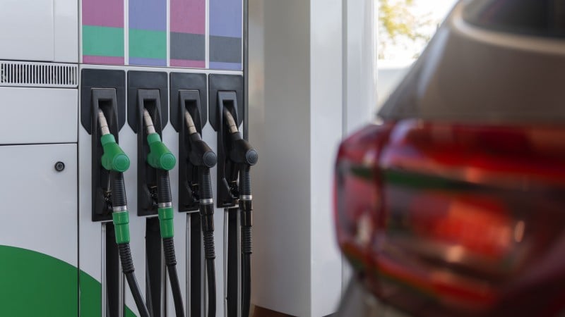 Instabilidade geopolítica e custos regulatórios ampliam pressão sobre combustíveis e inflação no Brasil.