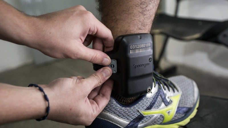 O projeto torna falta grave o descumprimento do monitoramento eletrônico.